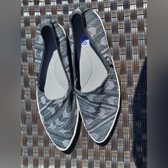 Flats - Picture 1 of 5